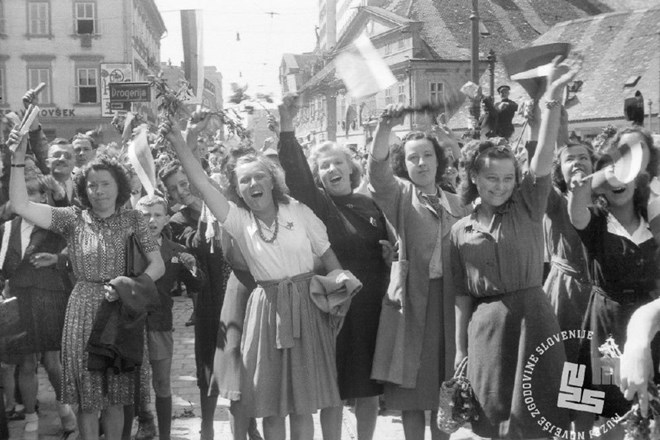 Dekleta in žene pozdravljajo partizane. 9. maj 1945. (Foto: Franc Cerar, hrani: Muzej novejše zgodovine Slovenije) 