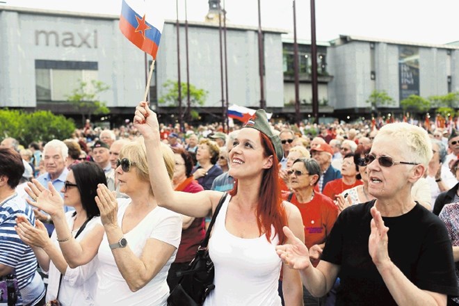 Občinstvo, ki je spremljalo sobotno slovesnost na Trgu republike, je pokazalo, kako rado ima  partizanske pesmi, saj je z...