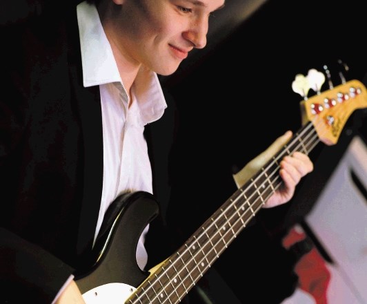 Karim Zajec sebe vidi v prihodnosti ne le kot kitarista, pač pa tudi kot dirigenta in bobnarja. 