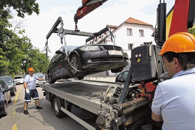 Makedonski lastnik črnega BMW-ja odvoza gotovo ni sprejel ravnodušno. Parkiral je sicer v rumeni coni, namenjeni zgolj za...