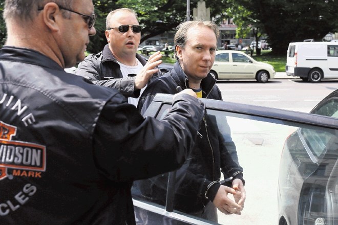 Policisti so zdravnika Ivana Radana po včerajšnjem zaslišanju pred ljubljanskim preiskovalnim sodnikom odpeljali v sodno...