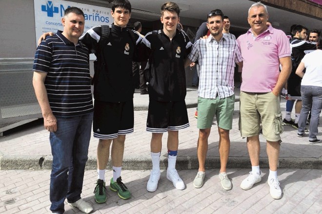 Luka Dončić (v sredini) precej časa preživi s soigralcem Domagojem Proleto iz Hrvaške (drugi z leve). Oba igralca sta imela v...