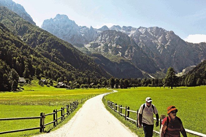 KP Logarska dolina  Ustanovljen: 1987  Površina: 24,38 km 2    Logarska dolina je ena najslikovitejših alpskih ledeniških...