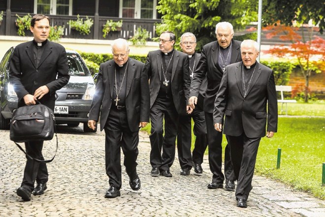 Predstavniki katoliške cerkve (z leve proti desni  generalni tajnik SŠK Tadej Strehovec, novomeški škof in predsednik SŠK...