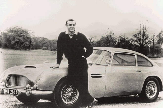 1. Zagotovo najslavnejši avtomobil Jamesa Bonda je aston martin DB5. Ob njem pozira prvi in za mnoge najboljši Bond Sean...