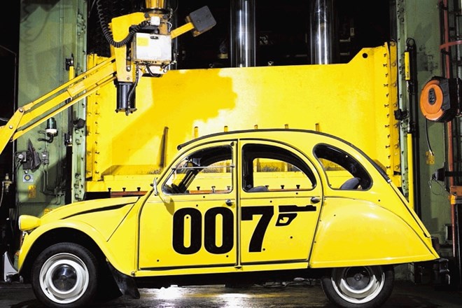 Avtomobili v filmih o Jamesu Bondu: Pritisnil na gumb in avto je postal podmornica