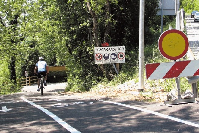 Kolesarska steza med Solkanom in Plavami je uradno še zaprta, zato je vožnja po njej prepovedana. 
