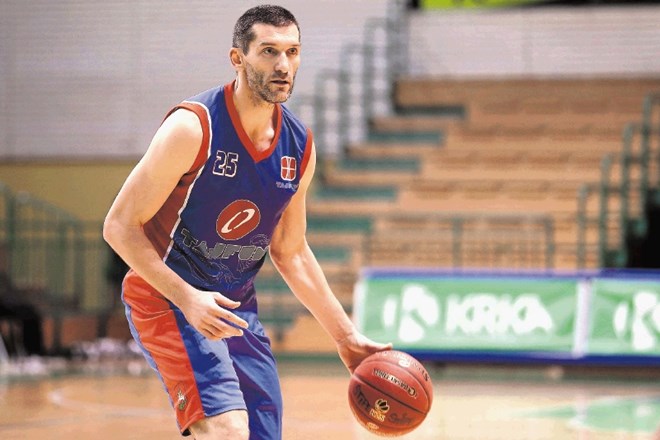 Košarkar Dragiša Drobnjak zna prenašati izkušnje na mlajše igralce, jih motivirati in voditi v pravo smer. 