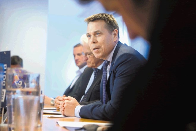 Zakaj je glavni izvršni direktor DUTB Torbjörn Mansson v petek sporočil, da je slaba banka prevzela upravljanje Istrabenza...