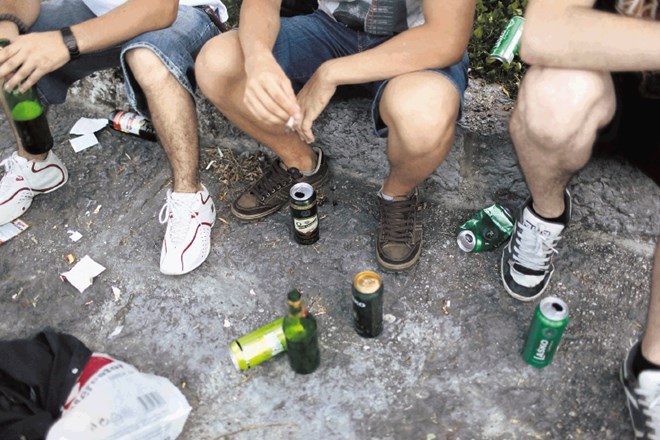 Po zadnjih podatkih Nacionalnega inštituta za javno zdravje je 85 odstotkov slovenskih mladostnikov že pilo alkohol, dva od...