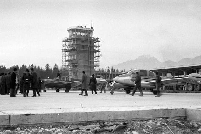 Konec leta 1963 je na Brniku pristalo prvo letalo, s čimer se je razvoj starega  ljubljanskega letališča ustavil. 