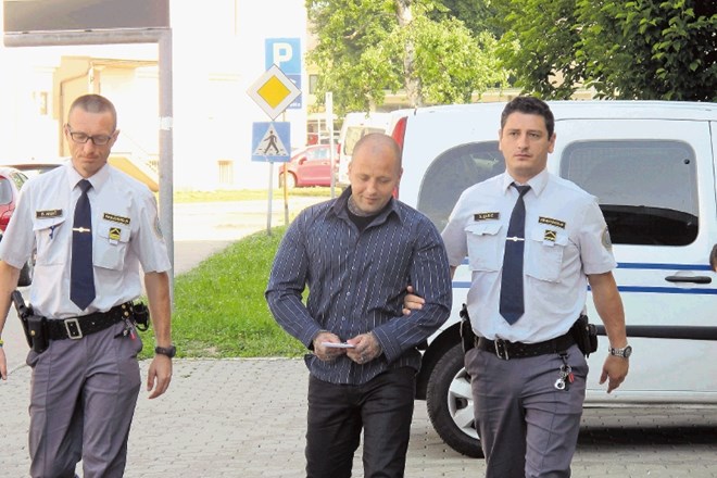 Simon Mihorič je na sodišče prišel vklenjen, z njega pa odšel brez lisic. A se bo kmalu moral zglasiti v zaporu. 