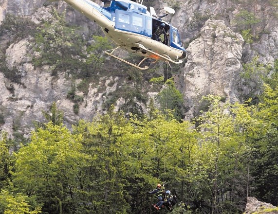 Gorski reševalci na leto opravijo več kot 170 posredovanj s pomočjo helikopterja, vseh pa lahko tudi do 400. 