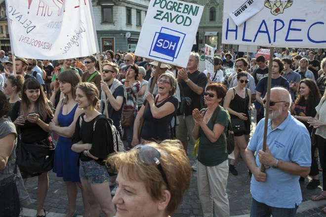 Foto: Nasprotniki privatizacije v središču Ljubljane pozivajo k njeni ustavitvi