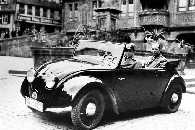 1. Drugi prototip ljudskega avtomobila iz leta 1935, iz katerega je nastal legendarni volkswagen hrošč. Za volanom sedi...