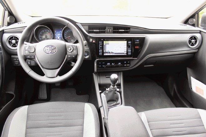 Toyota auris: Večja uglajenost za še nekaj brezskrbnih let