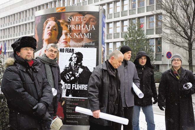 Plakat, ki so ga člani Novega kolektivizma s prijatelji lepili po Ljubljani v vstajniški zimi 2012/2013. 