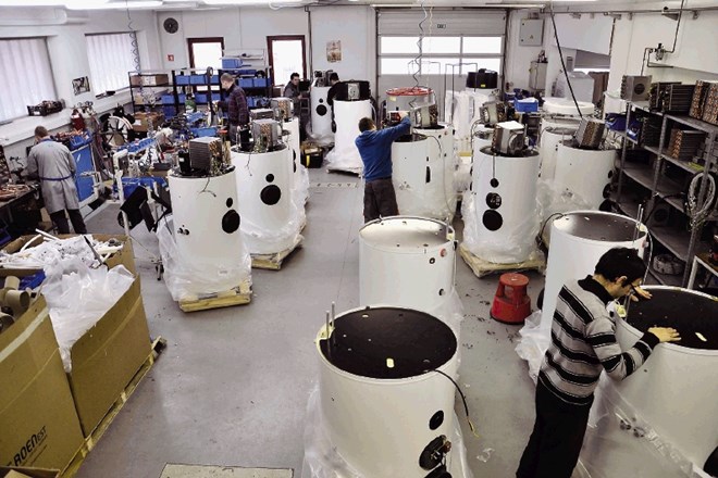 Proizvodnja toplotnih črpalk za ogrevanje sanitarne vode v podjetju  Termo-tehnika. 