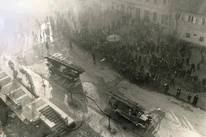 Ko je nemško letalo uničilo veliko čitalnico, se je okoli goreče knjižnice v Vegovi ulici zbrala množica ljudi, še več...