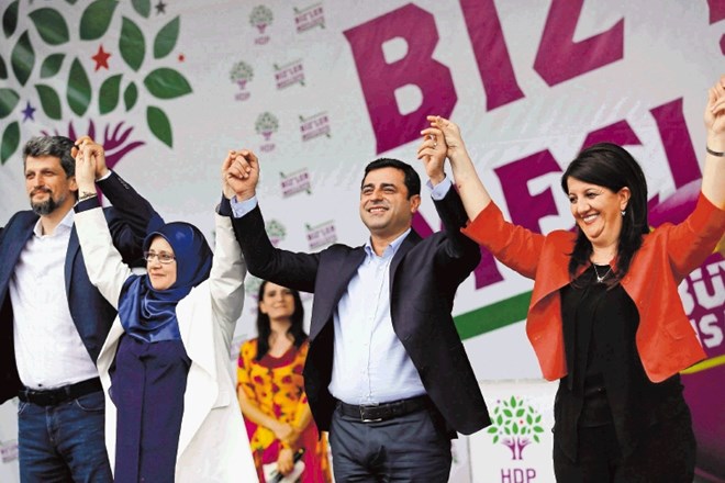 Selahattin Demirtaş (drugi z desne) je postal novi up turških Kurdov in dela levičarjev iz zahodnih delov države. Uvrstitev...