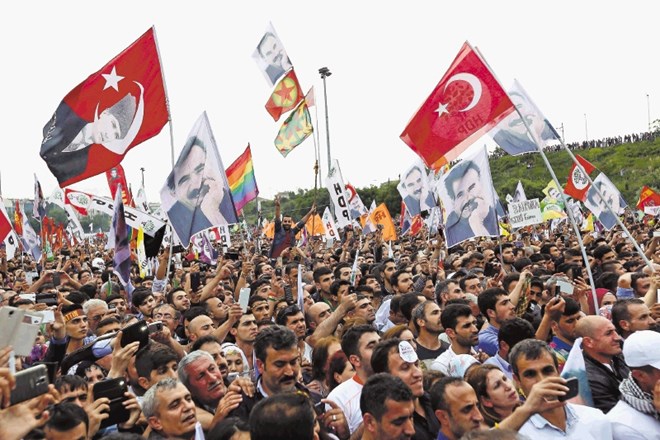 Na slavju preboja HDP v turški parlament so ob zastavah voditelja PKK Abdulaha Öcalana vihrale tudi zastave s podobo Mustafe...