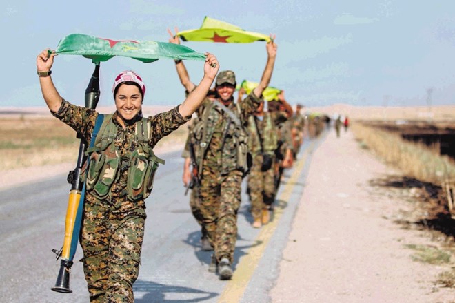 Kurdski borci so po osvoboditvi mesta Tal Abjad slavili novo zmago proti Islamski državi. 