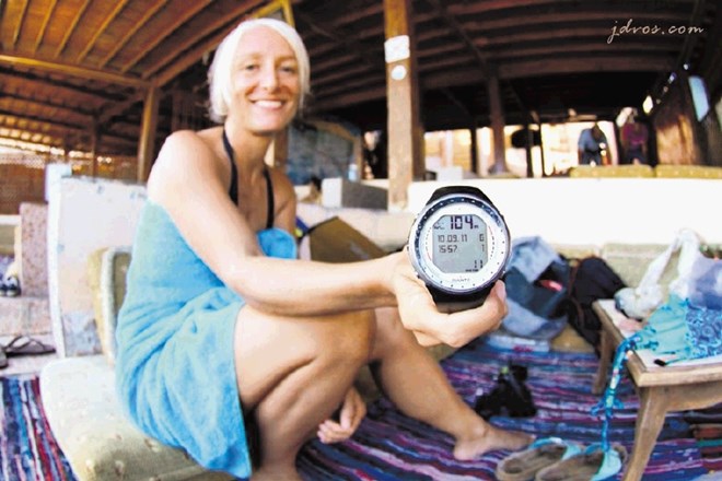 Sara Campbell takoj po tistem, ko je leta 2011 za štiri metre presegla globinski mejnik v potapljanju na dah 100 metrov. 