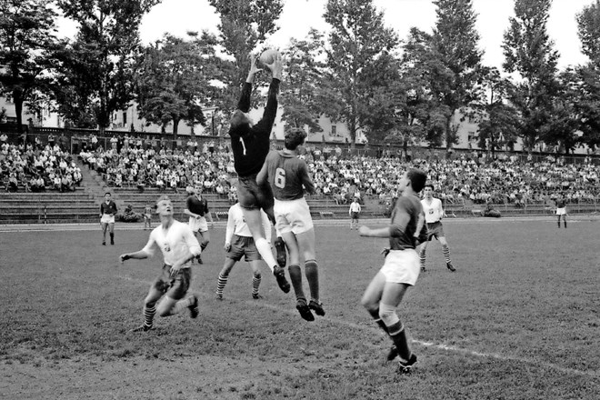 Nogomet je šele po drugi svetovni vojni postal ena od poglavitnih dejavnosti na stadionu. Na fotografiji nogometna tekma med...