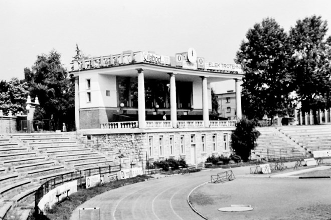 Za častno tribuno oziroma glorieto si je arhitekt Jože Plečnik vzel vzor pri klasičnem antičnem grškem gledališču v Oroposu....