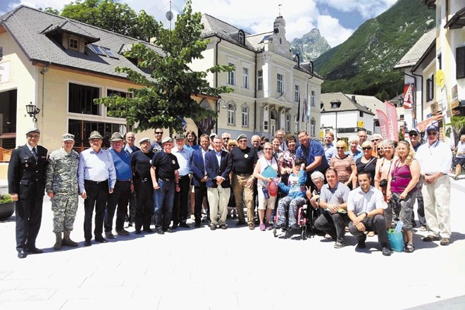 Delegacija ameriškega združenja 10. gorske divizije je obiskala Bovec (na fotografiji), kjer jih je sprejel župan Valter...