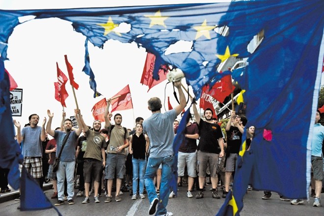 Negotovost v Grčiji je pognala ljudi na ulice. Pripadniki levo usmerjenih strank so včeraj ostro protestirali proti Evropski...