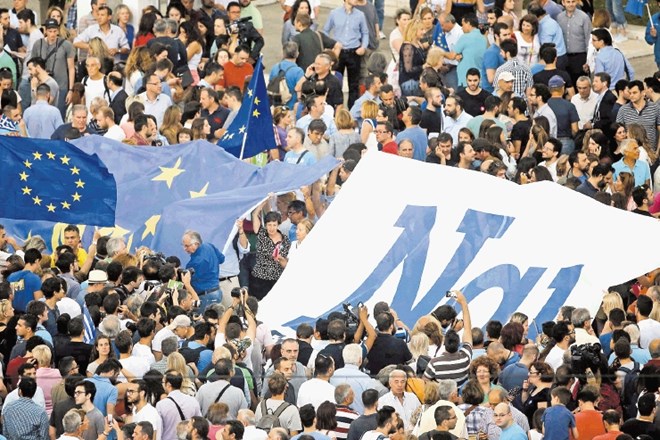 Protestniki so zahtevali, naj se vlada pogodi s posojilodajalci ter tako zagotovi grški obstanek v evrskem območju in...