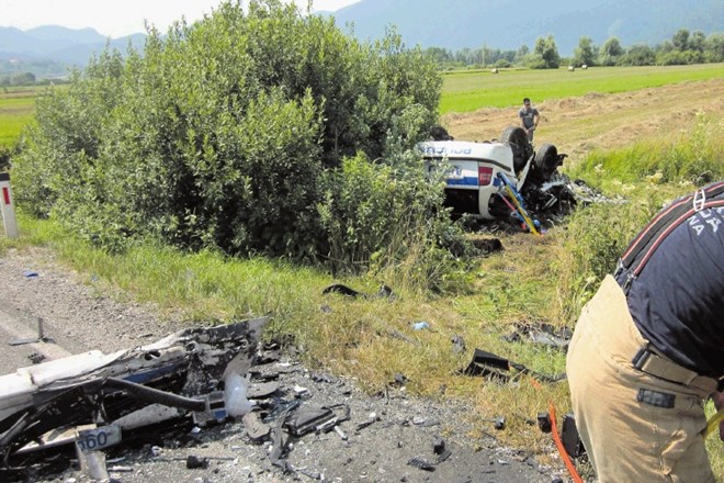 Po silovitem trčenju je službeno  vozilo policije s ceste odbilo na travnik, medtem ko je povzročiteljevo vozilo obstalo na...