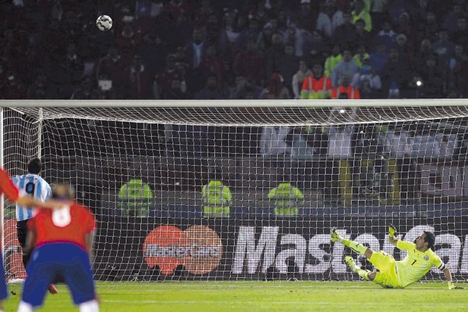 Nogometaši Čila so slavili prvi južnoameriški naslov prvaka. Argentinci žalosti niso skrivali. 