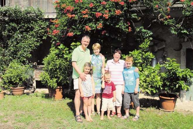 Družina Zimmermann na dvorišču Vile Dane 