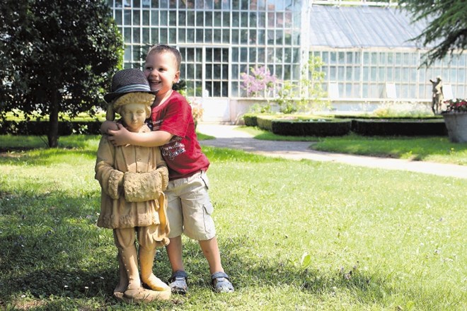 Mali Emil, najmlajši član družine Zimmermann, je užival tudi med obiskom sežanskega botaničnega vrta. 