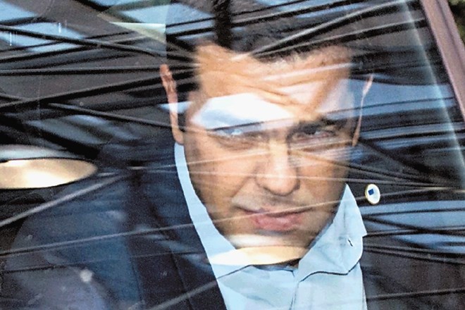 Grški premier Aleksis Cipras je bil včeraj pod izjemnim pritiskom. Če dogovora z upniki ne bi sprejel, bi se že danes ali...