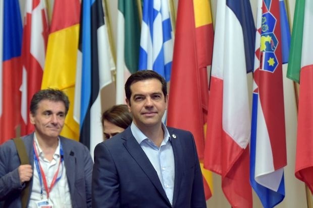 Grški premier Aleksis Cipras je bil včeraj pod izjemnim pritiskom. Če dogovora z upniki ne bi sprejel, bi se že danes ali...