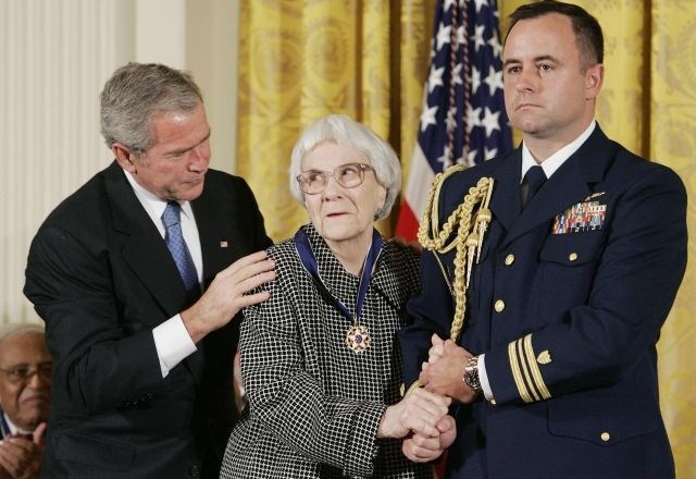 Novembra 2007 ji je George W. Bush za knjigo Ne ubijaj slavca podelil predsedniško medaljo svobode. (Foto: Reuters) 