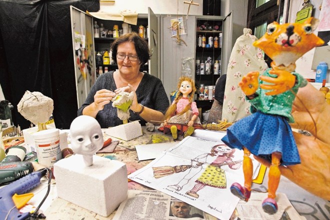 V delavnici LGL trenutno nastajajo lutke za štiri predstave, med drugim  za uprizoritev Mojce Pokrajculje v režiji in likovni...