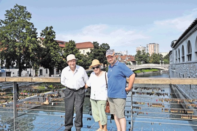 Družina Kocjančič na ljubljanskem Mesarskem mostu. 