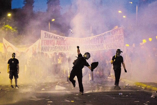 V noči na četrtek so se protestniki, nasprotniki novega paketa varčevalnih ukrepov, na atenskih ulicah spopadli s policijo....