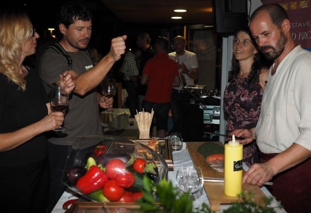 Chef Aleš Šibav iz restavracije Grad Kromberk je vino dopolnjeval s sveže pripravljeno hrano. (Foto: Danilo Kotnik) 