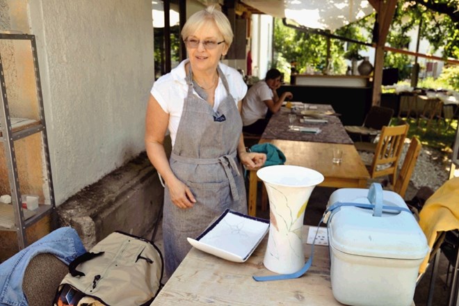 Slavica Benko navdušuje s poslikavo keramike. 