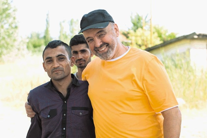 Tibor Varga v zapuščeni tovarni  v Subotici vsak dan beguncem razdeljuje hrano in jim nudi pomoč. 