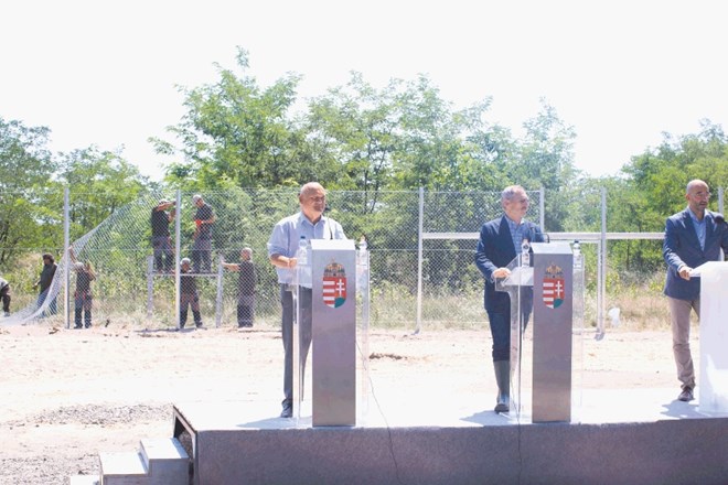 Madžarska se je odločila na meji s Srbijo postaviti 175 kilometrov ograje z bodečo žico, ki naj bi državo varovala pred...
