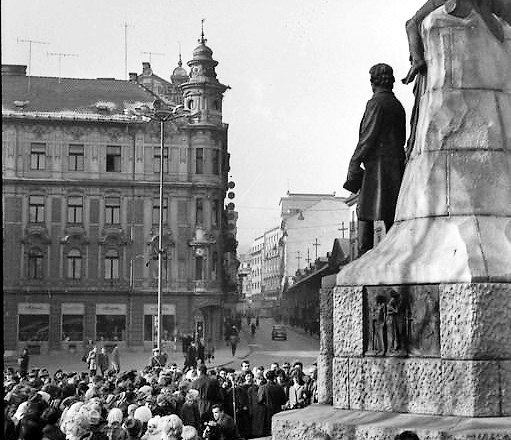 Prva pobuda za postavitev Prešernovega spomenika je prišla iz pesniških vrst, od Josipa Stritarja in Simona Gregorčiča. 