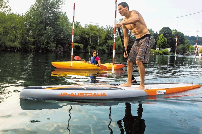 Letošnje leto se dogaja na Ljubljanici silen razmah veslanja na deskah ali supih. 