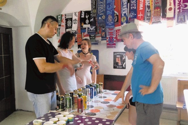 Obiskovalci med uvrščanjem pločevink piva v ustrezno državo 
