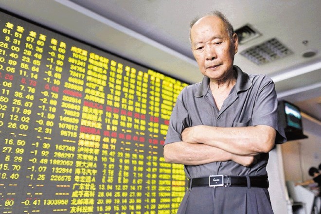 Zaskrbljeni vlagatelj na šanghajski borzi, ki je doživela najhujši enodnevni padec vrednosti po letu 2007. 